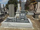 右の墓石は新設させていただきました。
