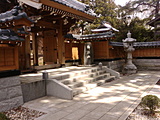 入口には寺標と奥の院が置かれています。