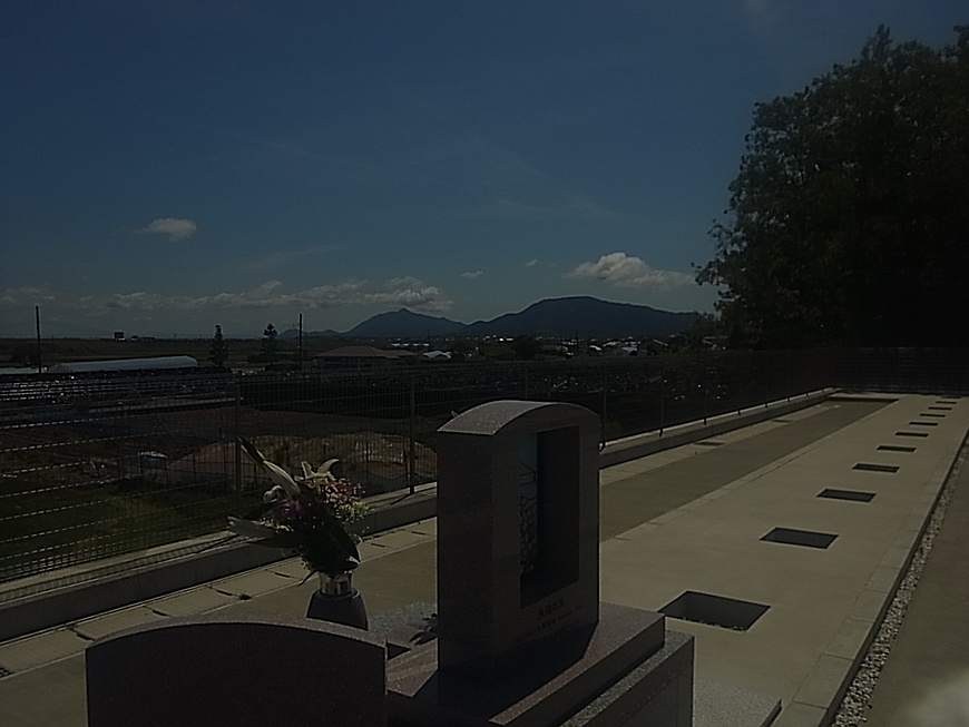 遠く右奥には、弥彦山・角田山を望む丘陵地となっています。